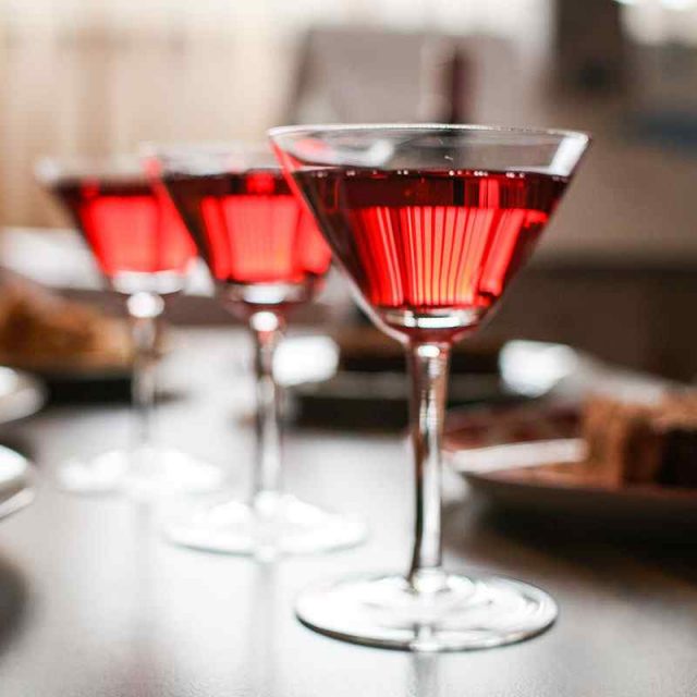 https://prestigedental.al/wp-content/uploads/2020/01/dine-and-wine-640x640.jpg