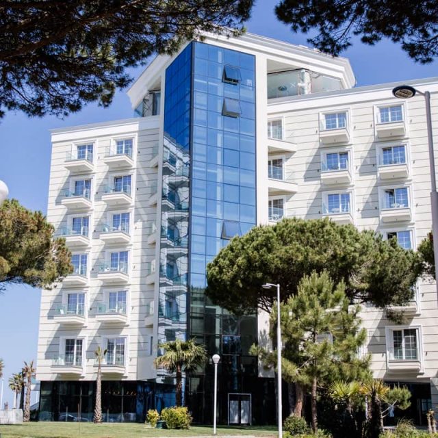 https://prestigedental.al/wp-content/uploads/2020/10/prestigeresortmin-640x640.jpg